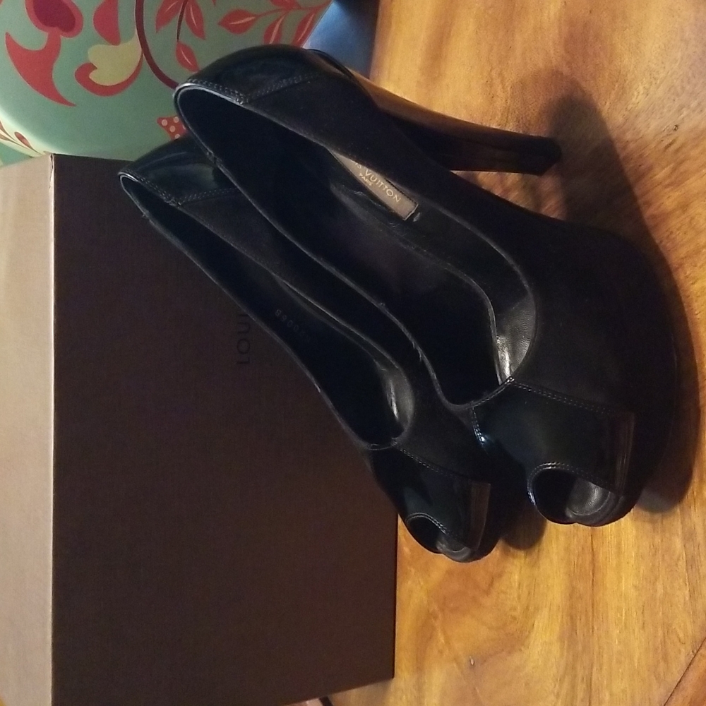 LOUIS VUITTON SUEDE/PATENT PEEP-TOE PUMP - Size 8